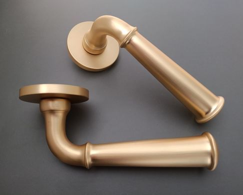 Дверная ручка STILE IBRA R 7S ST латунь матовая GOLD SATIN (тонкая розетка)