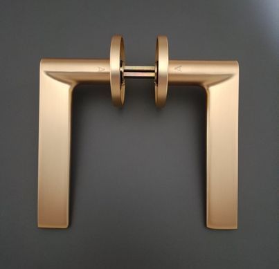 Дверна ручка APRILE Arnica R 7S AT матова латунь GOLD SATIN (тонка розетка)