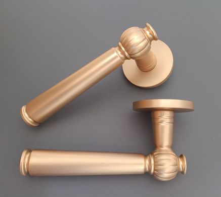 Дверная ручка STILE TUKA R 7S ST матовая латунь GOLD SATIN (тонкая розетка)